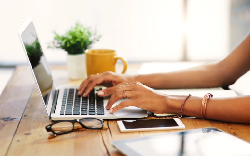 Home(s) away from Home Expatriates and the Internet