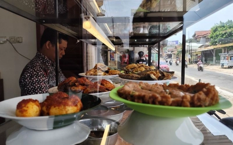 Snobbish Reviews on Local Warung