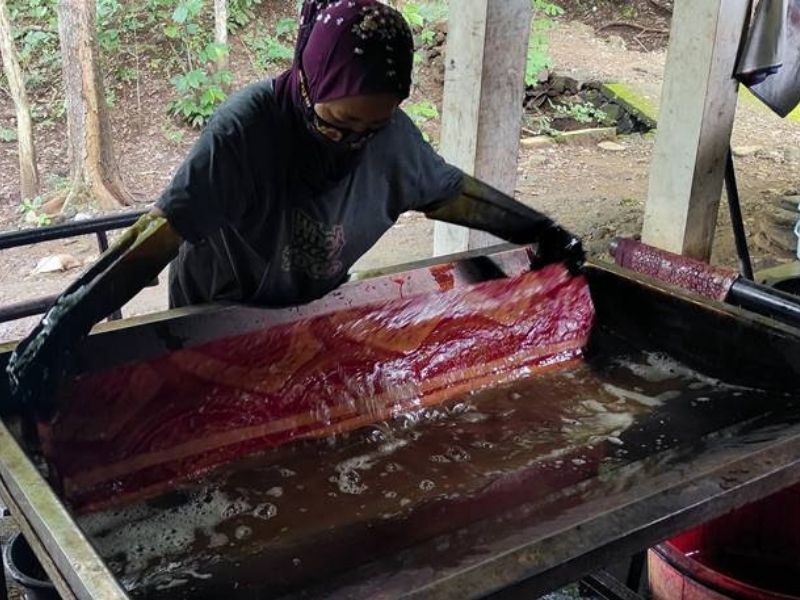 Dyeing Batik
